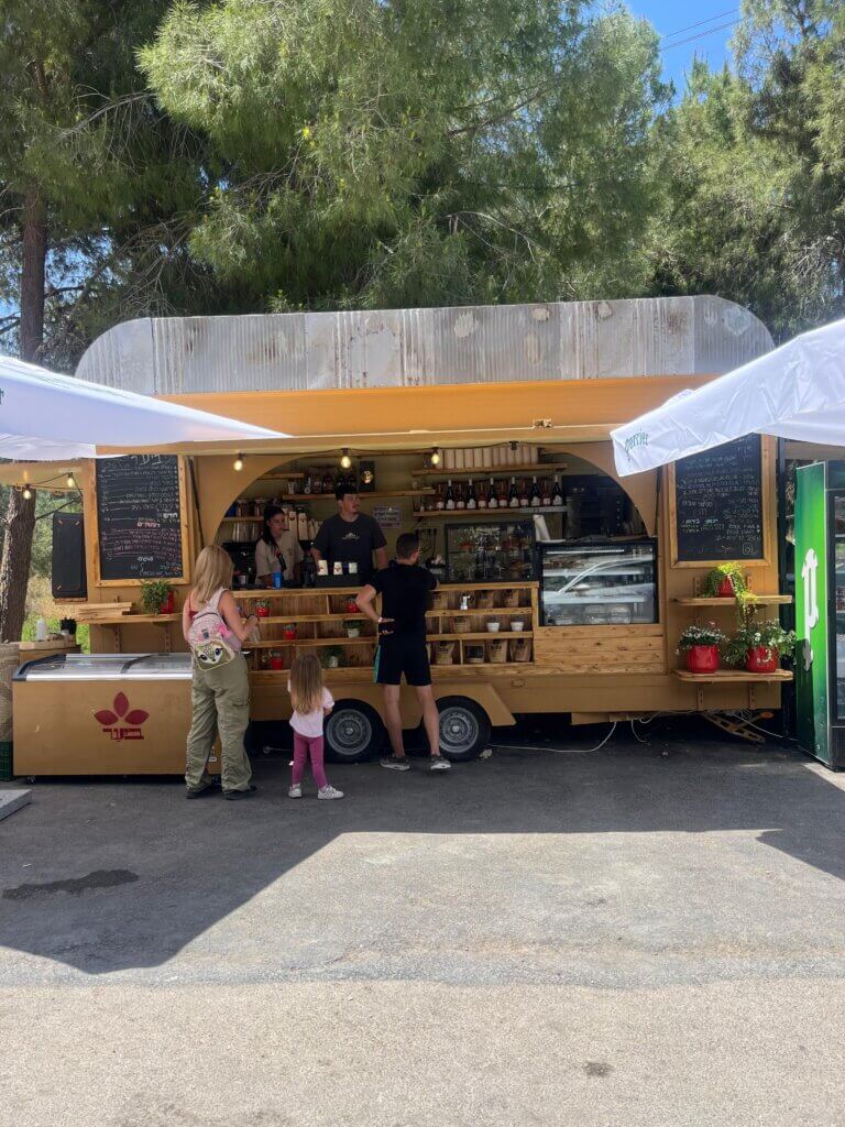 ביער עגלת קפה יער ראש העין תמונה של העגלה