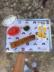 ביער עגלת קפה יער ראש העין תמונה של מגש עם ג'חנון