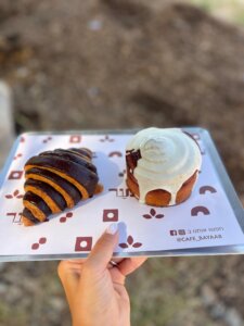ביער עגלת קפה יער ראש העין תמונה של מגש עם מאפים