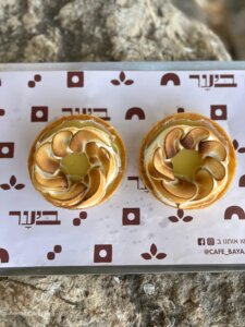 ביער עגלת קפה יער ראש העין תמונה של מגש עם מאפים