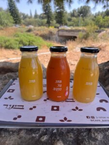 ביער עגלת קפה יער ראש העין תמונה של מגש עם בקבוקי משקאות