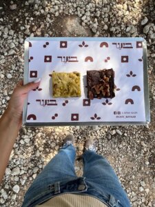 ביער עגלת קפה יער ראש העין תמונה של מגש עם קינוחים