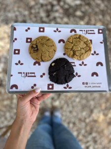 ביער עגלת קפה יער ראש העין תמונה של מגש עם קינוחים