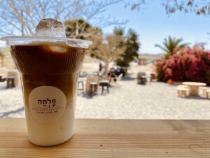 פלחה עגלת קפה קיבוץ להב תמונה של קפה קר של העגלה