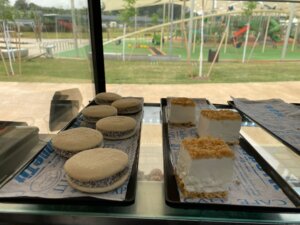 גנה אונו נאות אריאל שרון עגלת קפה תמונה של מגשי קינוחים