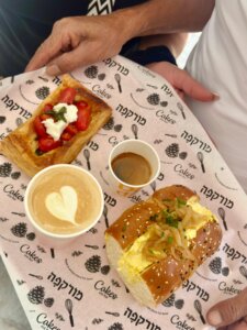 מורקפה עגלת קפה קיבוץ עלומים תמונה של מאפה, כריך וכוסות קפה