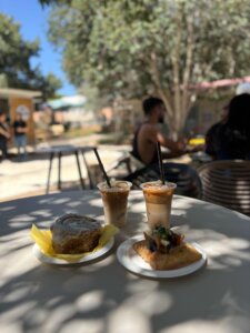 מורקפה עגלת קפה קיבוץ עלומים תמונה של מאפים וקפה