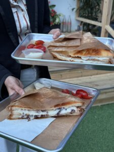 טראקולינרי עגלת קפה רמת השרון תמונה של שני מגשים עם טוסטים