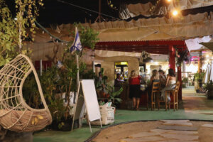 קפה אלישע עגלת קפה תמונה של אנשים יושבים