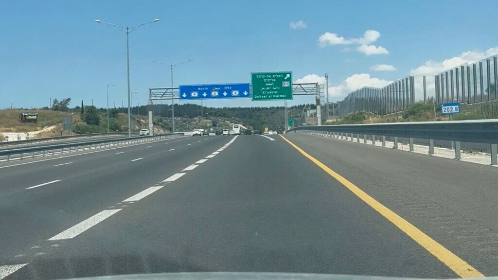 כתבה על עגלות קפה הקרובות לכבישים ראשיים תמונה של כביש