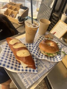 העגלה בבוסתן החברים גנות תמונה של מגש עם כריכים ושתיה