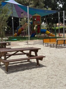 אוליבר בניה עגלת קפה מושב בניה תמונה של גן שעשועים