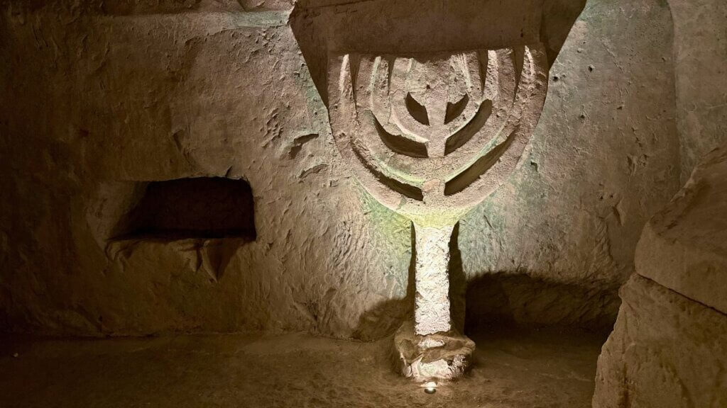 טיול בטבעון למשפחות תמונה ראשית של מנורה בבית שערים