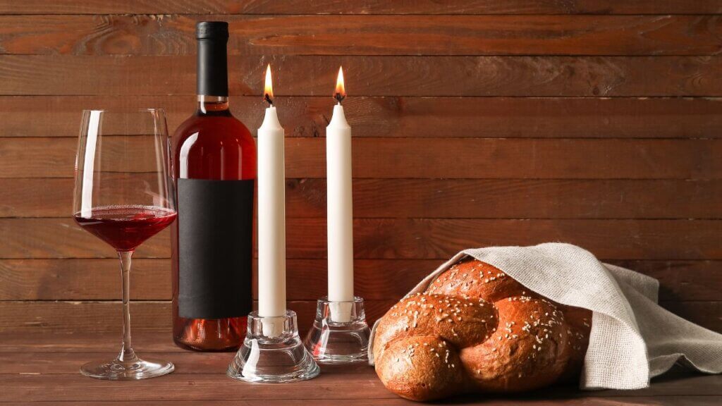 עגלת קפה עם כשרות מהדרין תמונה של נרות דולקים וחלה