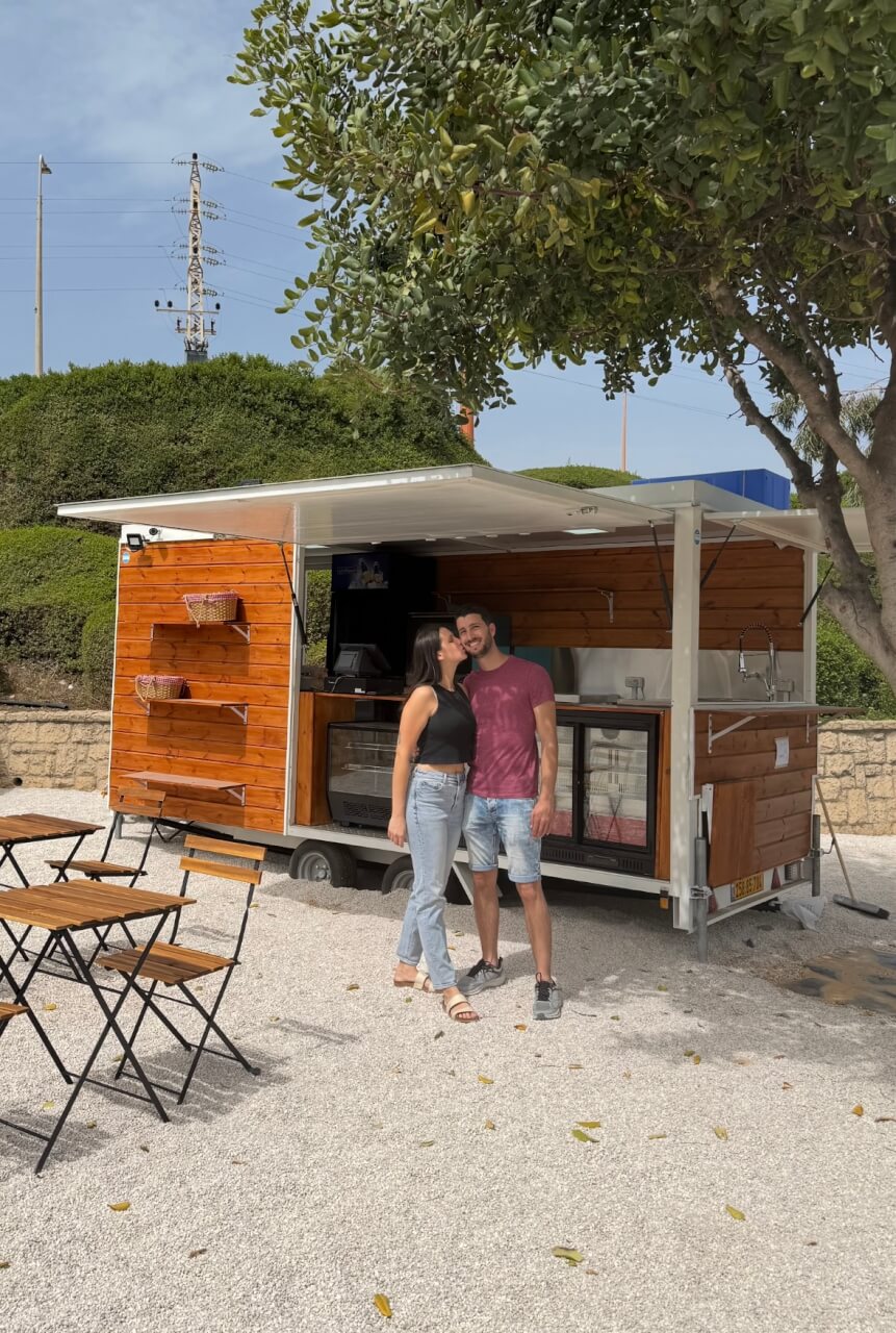 בנחל עגלת קפה אשדוד תמונה של צוות העגלה