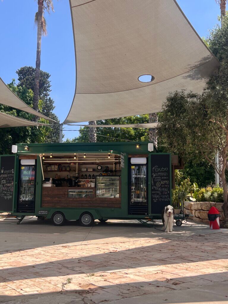 ברלה עגלת קפה בבית ברל תמונה של העגלה