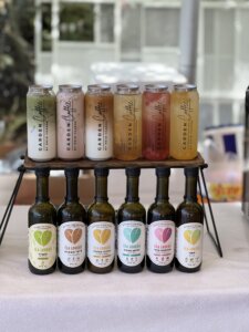 גרדן קופי עגלת קפה רואים ירוק שתולים ליד אשדוד תמונה של בקבוקי שתיה צבעוניים
