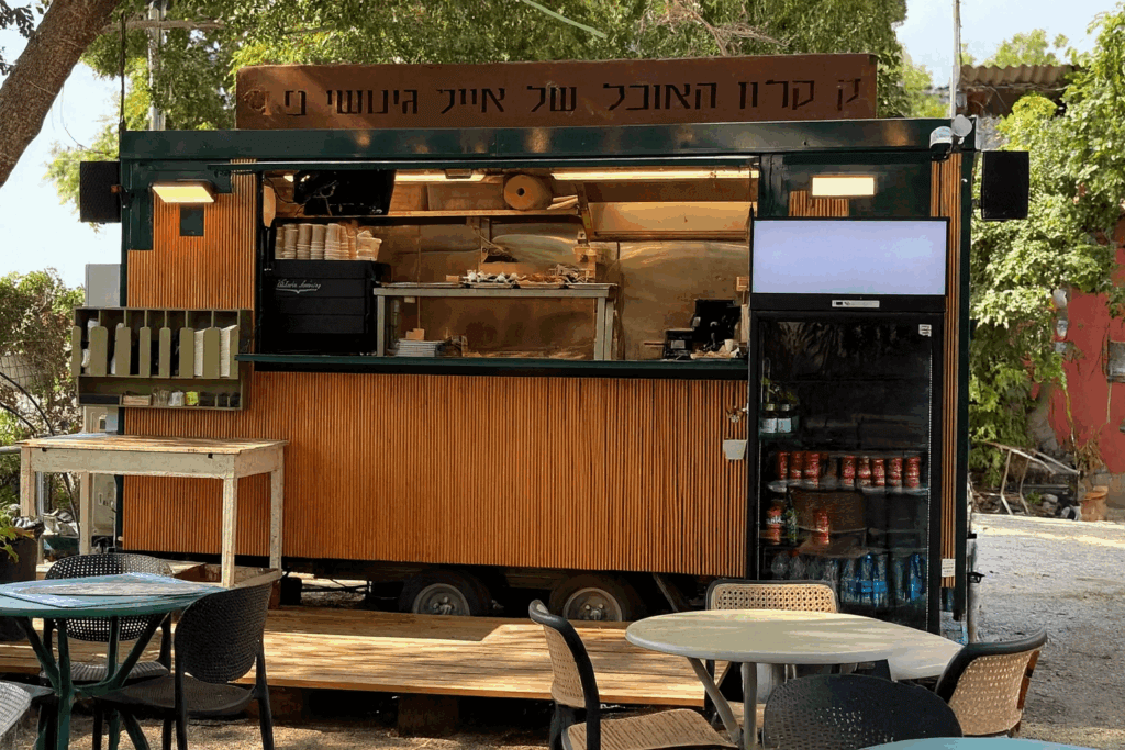 הקרון של אייל גמשיד כפר יהושוע עגלת קפה תמונה של העגלה