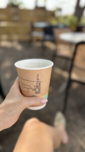 הקרון של אייל גמשיד כפר יהושוע עגלת קפה תמונה של כוס בעגלה
