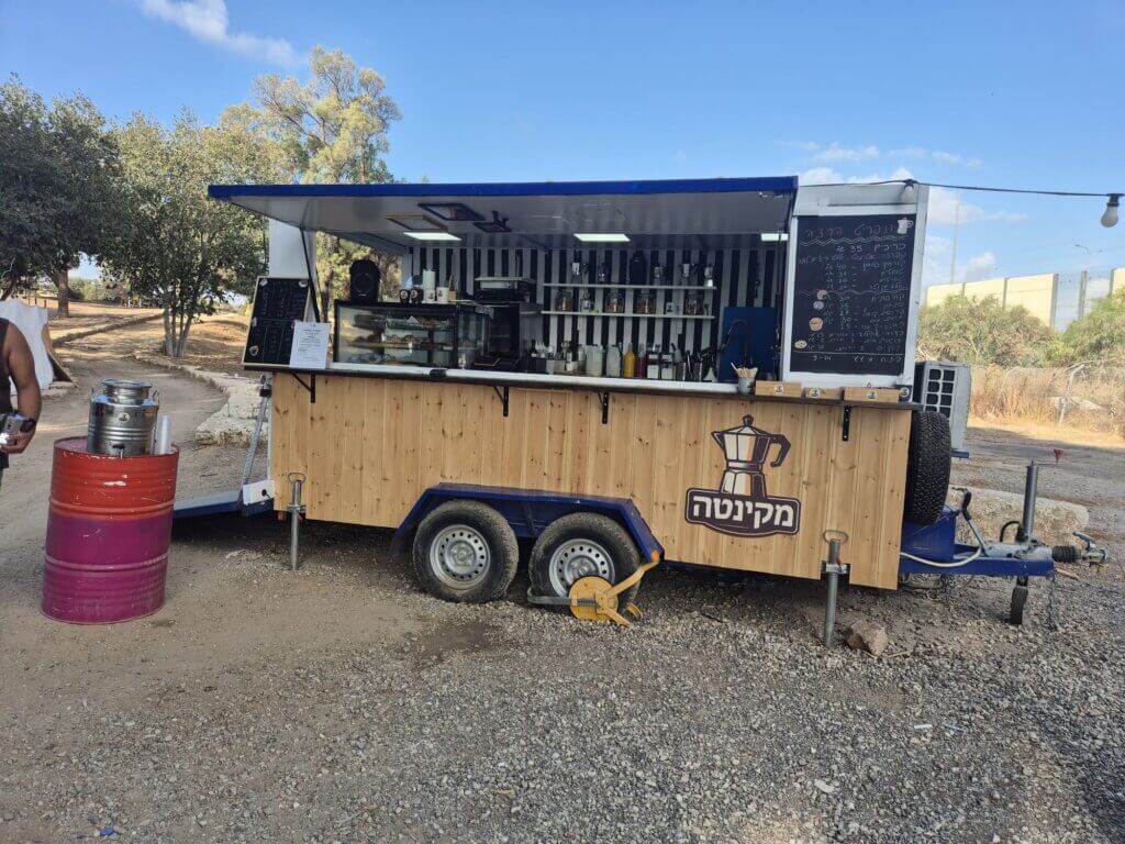 מקינטה קפה עגלת קפה בעין צורים תמונה של העגלה