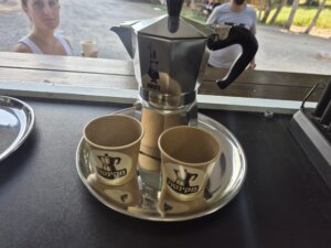 מקינטה קפה עגלת קפה בעין צורים תמונה של מקינטה עם כוסות