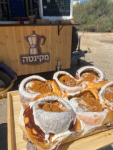 מקינטה קפה עגלת קפה בעין צורים תמונה של מאפים