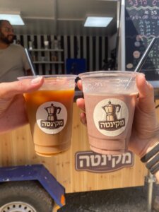 מקינטה קפה עגלת קפה בעין צורים תמונה של כוסות שתיה