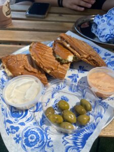 מקינטה קפה עגלת קפה בעין צורים תמונה של טוסט עם זיתים