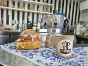 מקינטה קפה עגלת קפה בעין צורים תמונה של מקינטה עם כוסות קפה ומאפה