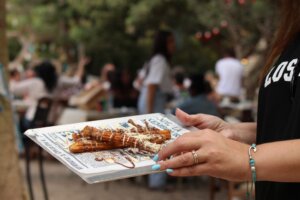 רוזה קפה עגלת קפה בערוגות תמונה של קינוח על מגש