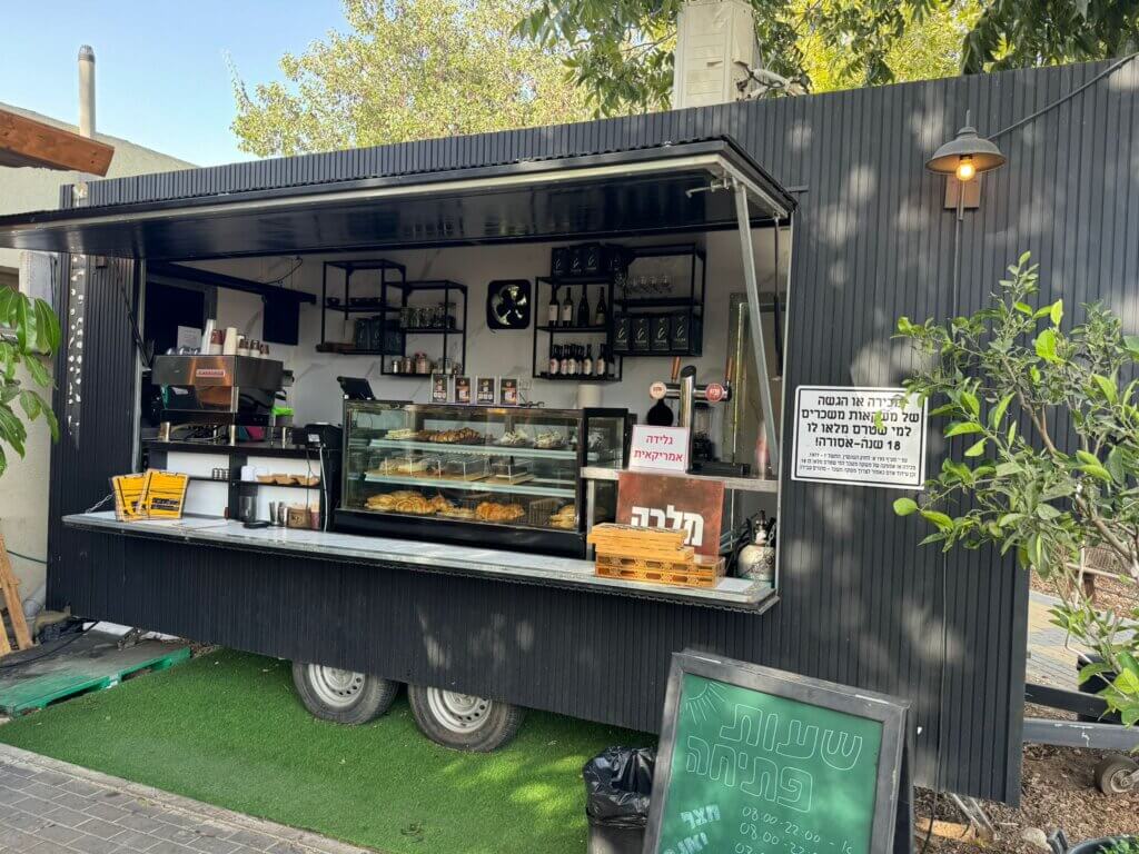 קפה יאנק עגלת קפה עין השפט תמונה של העגלה