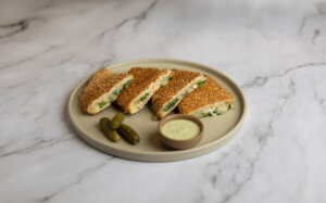 קפה יאנק עגלת קפה עין השפט תמונה של טוסט מחולק עם חמוצים על צלחת
