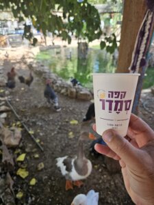 קפה סמדר עגלת קפה בכרמיאל תמונה של כוס עם הלוגו