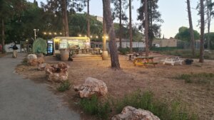 קפה סמדר עגלת קפה בכרמיאל תמונה של העגלה בערב