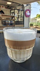 קפה סמדר עגלת קפה בכרמיאל תמונה של כוס קפה