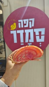 קפה סמדר עגלת קפה בכרמיאל תמונה של מאפה על רקע השלט