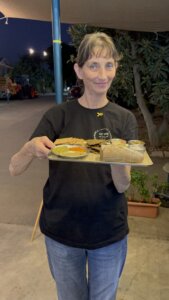 אוליבאן עגלת קפה כפר אחים תמונה של אישה עם מגש