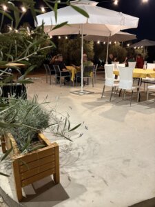 אוליבאן עגלת קפה כפר אחים תמונה של אוירה בערב