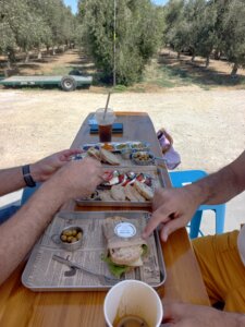 אוליבאן עגלת קפה כפר אחים תמונה של מגשים עם אוכל על שולחן