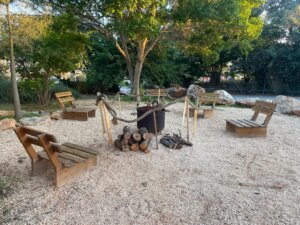 האוטובוס עגלת קפה אורנית תמונה של כסאות עם מדורה