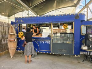 קפה פלורה בפטל עגלת קפה תמונה של לקוחה בעגלה