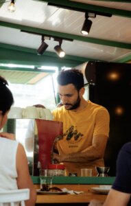 גולי קפה עגלת קפה תמונה של אדם מכין קפה