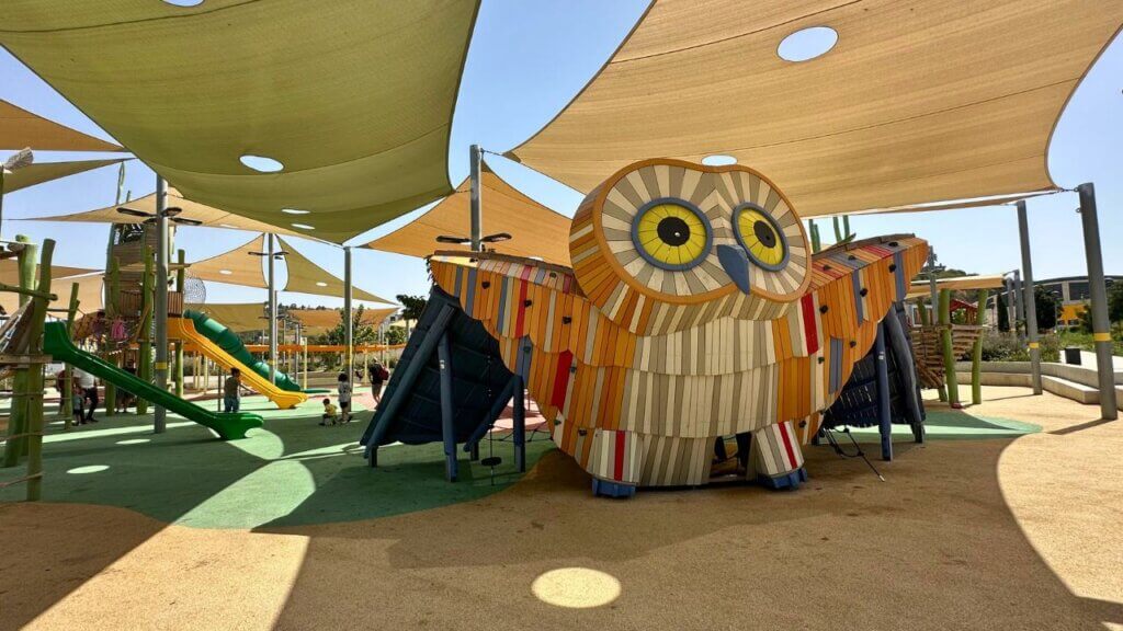 עגלות קפה עם גן שעשועים תמונה של גן שעשועים