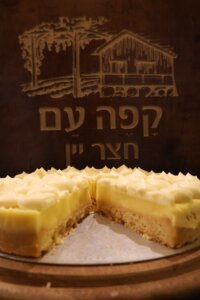 קפה עם חצר יין עגלת קפה רעננה תמונה של עוגה