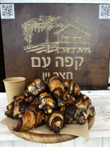 קפה עם חצר יין עגלת קפה רעננה תמונה של מאפים