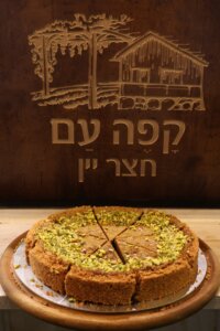 קפה עם חצר יין עגלת קפה רעננה תמונה של עוגה חתוכה