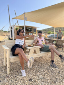 אלבי קנטינה גינה עגלת קפה קדרים תמונה של זוג יושב על ספסף