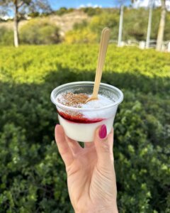 דה קאסה de casa עגלת קפה מודיעין תמונה של יד מחזיקה מלבי