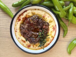 שועלה עגלת קפה ניר יפה תמונה של חומוס בצלחת