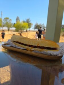 קפה לייבו עגלת קפה רמת הנשיא טראמפ רמת הגולן תמונה של כריך בחוץ
